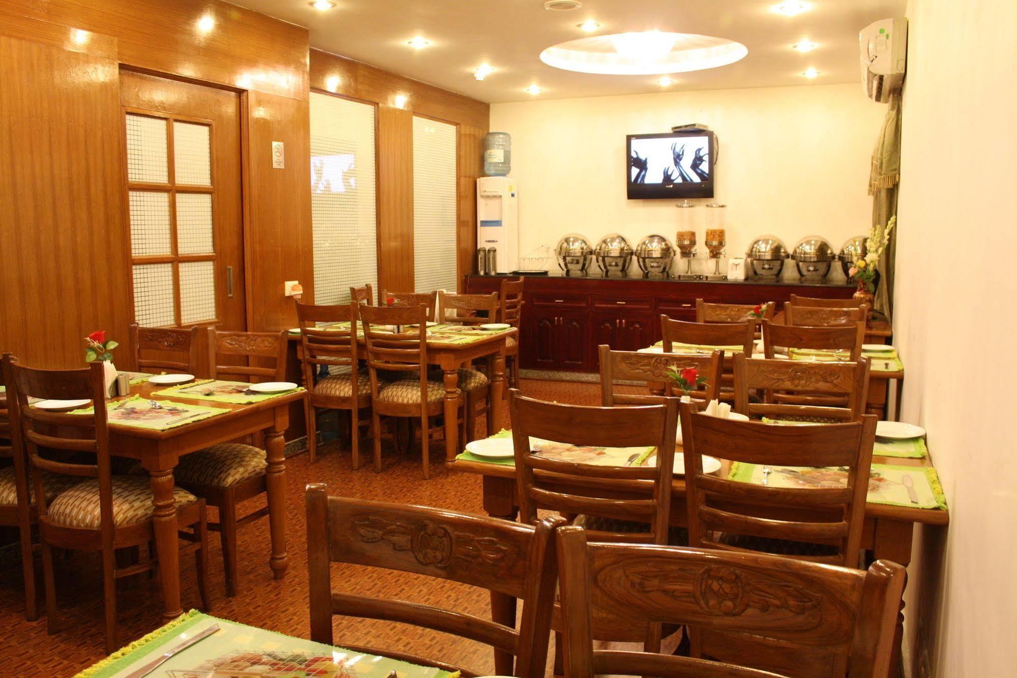 Oyo 367 Hotel Forest Green New Delhi Restoran gambar